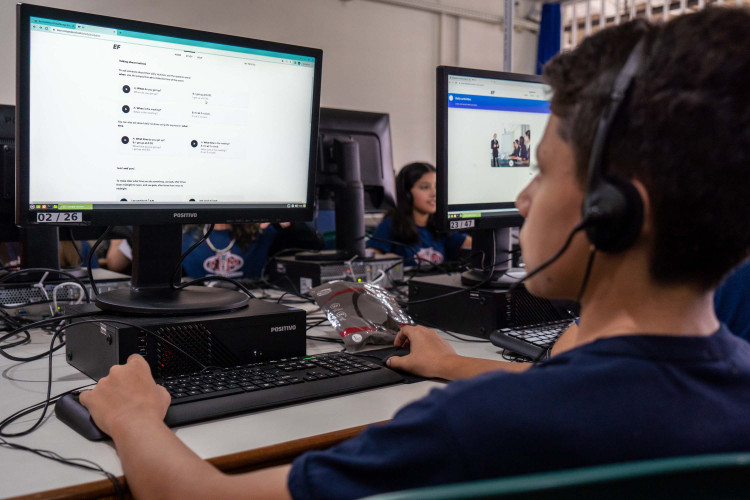 Novas tecnologias e intercâmbios: inglês alcança milhares de alunos na rede pública de ensino