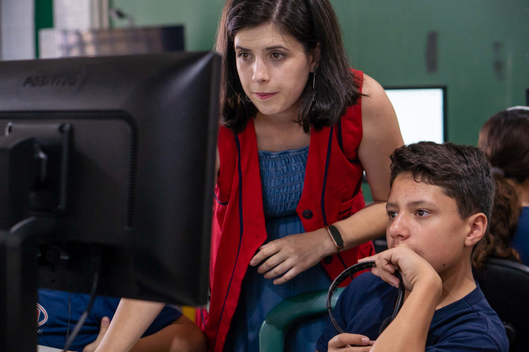 Novas tecnologias e intercâmbios: inglês alcança milhares de alunos na rede pública de ensino