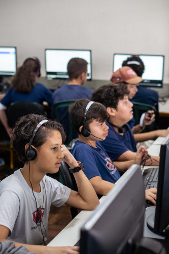 Novas tecnologias e intercâmbios: inglês alcança milhares de alunos na rede pública de ensino