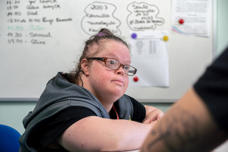 Cristiane está matriculada na  Fundação Ecumênica de Proteção ao Excepcional (FEPE)