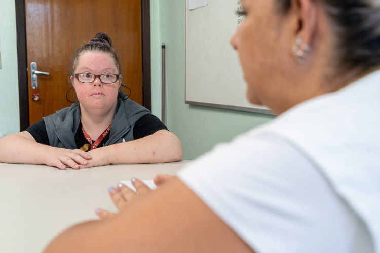 Cristiane está matriculada na  Fundação Ecumênica de Proteção ao Excepcional (FEPE)