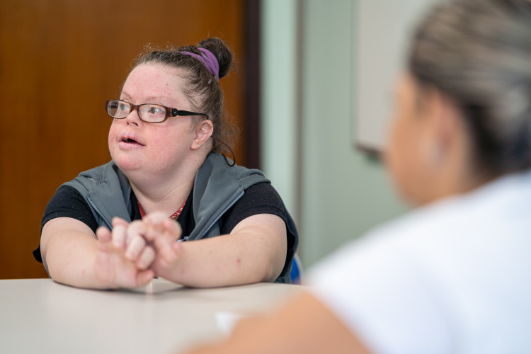 Cristiane está matriculada na  Fundação Ecumênica de Proteção ao Excepcional (FEPE)