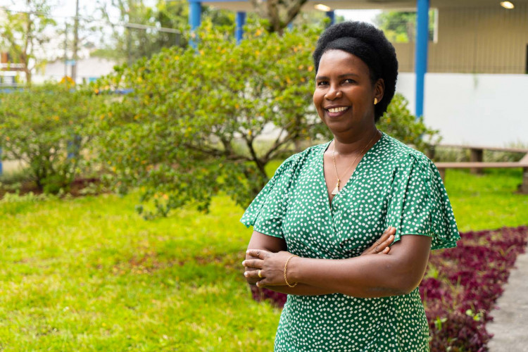 Professora, chefe, mãe e amiga: as várias mulheres que habitam uma diretora da rede estadual.