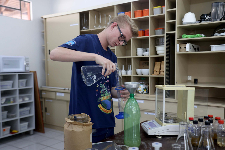 Clube de Ciências de colégio estadual em Toledo transforma alunos em jovens pesquisadores.
