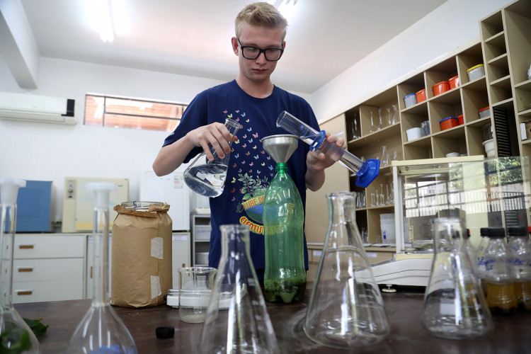 Clube de Ciências de colégio estadual em Toledo transforma alunos em jovens pesquisadores.