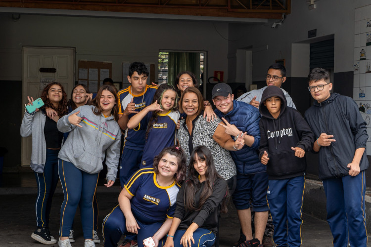 Merendeira venezuelana faz sucesso no comando da cozinha de escola da rede estadual