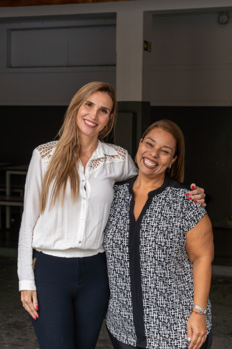 Merendeira venezuelana faz sucesso no comando da cozinha de escola da rede estadual
