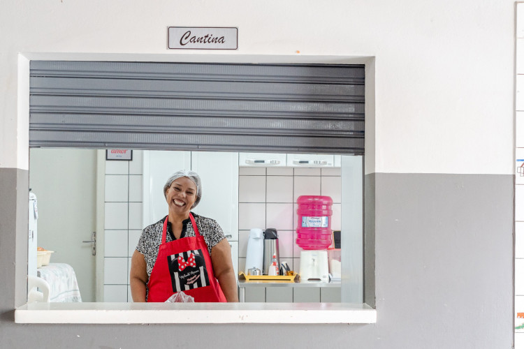 Merendeira venezuelana faz sucesso no comando da cozinha de escola da rede estadual