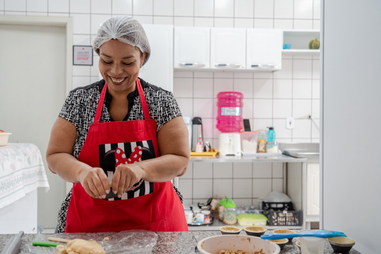 Merendeira venezuelana faz sucesso no comando da cozinha de escola da rede estadual