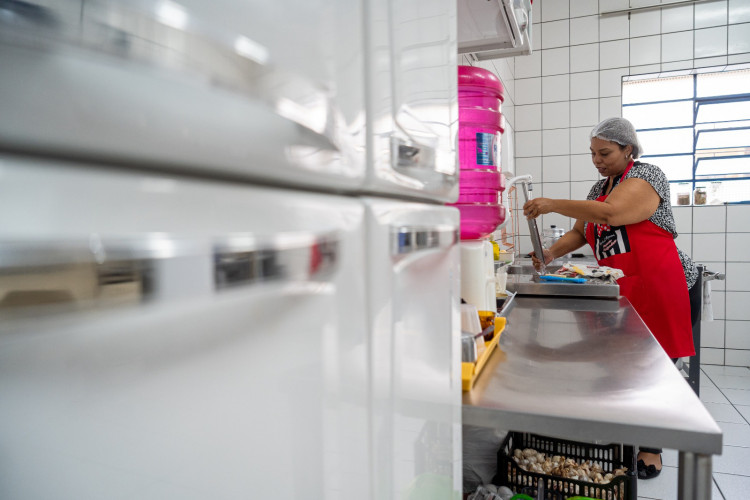 Merendeira venezuelana faz sucesso no comando da cozinha de escola da rede estadual