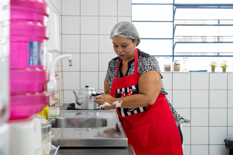 Merendeira venezuelana faz sucesso no comando da cozinha de escola da rede estadual