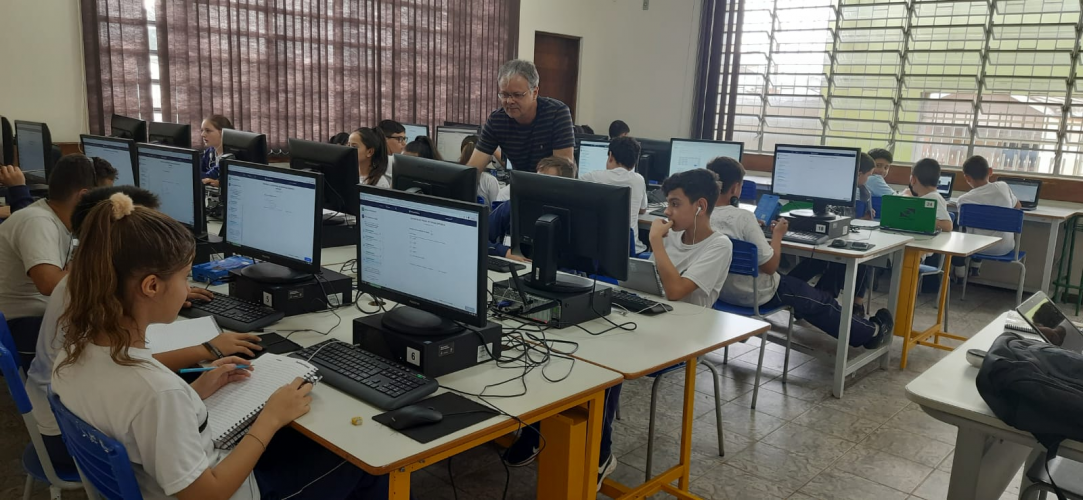Alunos do Colégio Estadual Cívico-Militar Mahatma Gandhi, no município de Guarapuava, utilizam a plataforma Khan Academy.