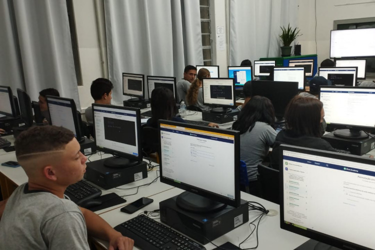 Alunos do Colégio Estadual Dr. Sebastião Paraná, no município de Wenceslau Braz, utilizam a plataforma Khan Academy.