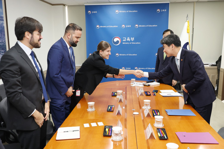 Na Coreia do Sul, secretário da Educação conhece tecnologias educacionais e soluções para o ensino profissionalizante