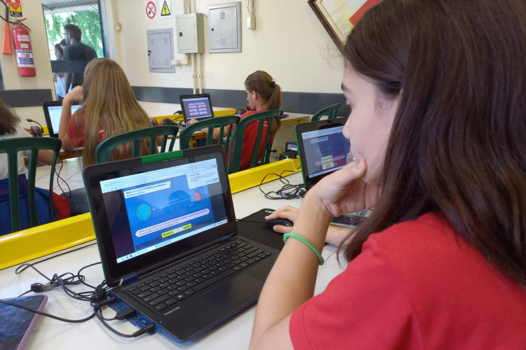 Alunos do Colégio Estadual Humberto de Campos, no município de Santo Antônio do Sudoeste, utilizam a plataforma Matific.