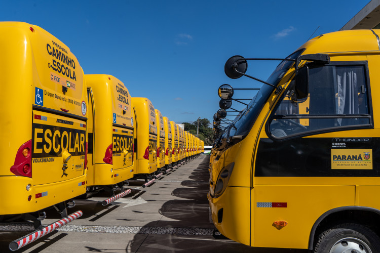 Governo entrega mais 173 ônibus escolares para a rede pública do Paraná.