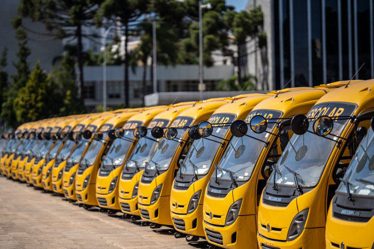 Governo entrega mais 173 ônibus escolares para a rede pública do Paraná.