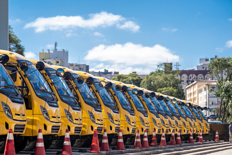 Governo entrega mais 173 ônibus escolares para a rede pública do Paraná.