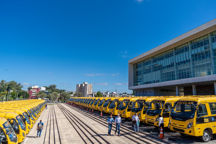 Governo entrega mais 173 ônibus escolares para a rede pública do Paraná.