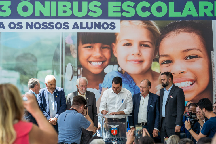 Governo entrega mais 173 ônibus escolares para a rede pública do Paraná.