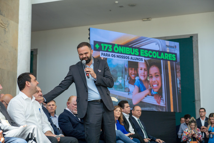 Governo entrega mais 173 ônibus escolares para a rede pública do Paraná.