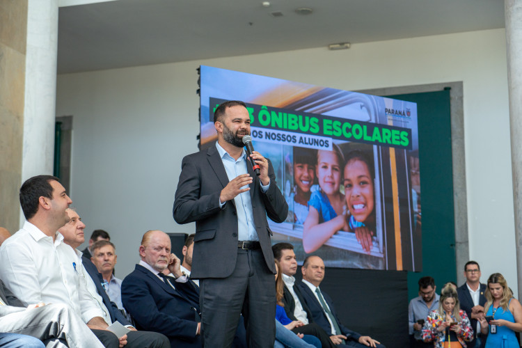 Governo entrega mais 173 ônibus escolares para a rede pública do Paraná.