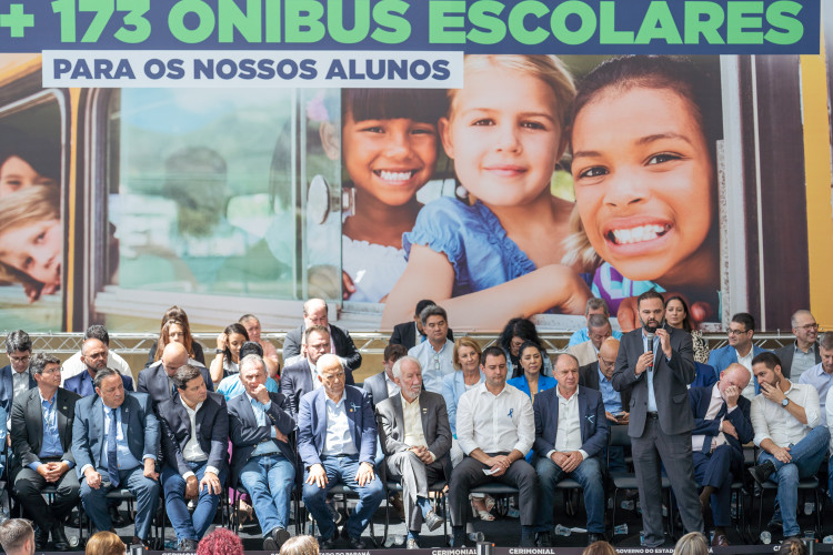Governo entrega mais 173 ônibus escolares para a rede pública do Paraná.