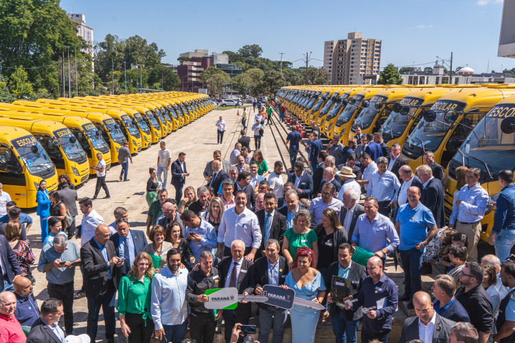 Governo entrega mais 173 ônibus escolares para a rede pública do Paraná.
