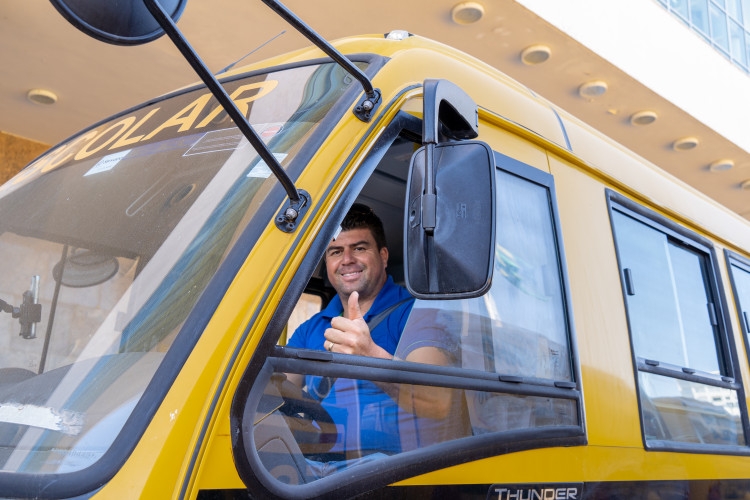 Governo entrega mais 173 ônibus escolares para a rede pública do Paraná.