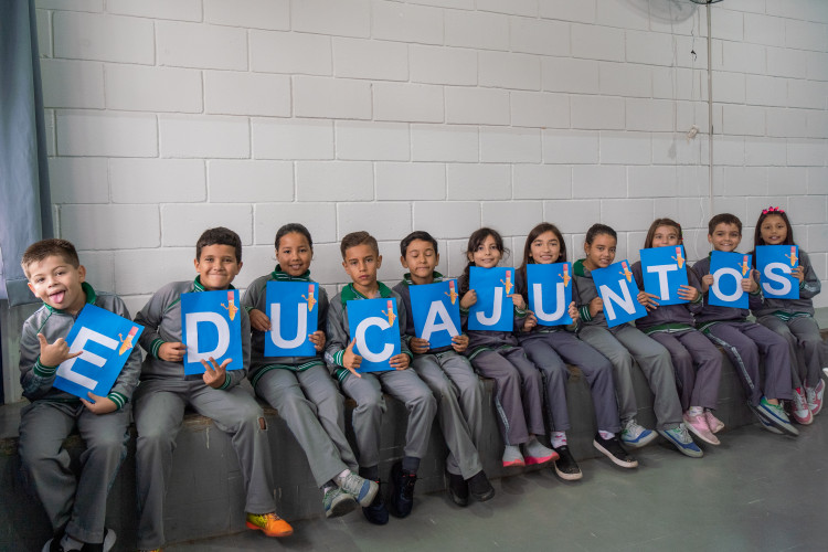 Educação entrega material complementar de alfabetização para redes municipais de ensino