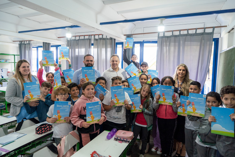 Educação entrega material complementar de alfabetização para redes municipais de ensino