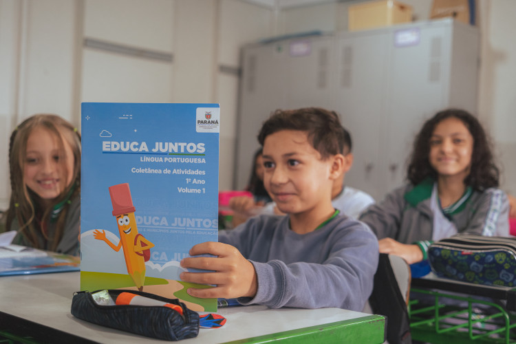 Educação entrega material complementar de alfabetização para redes municipais de ensino