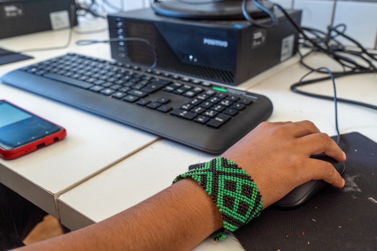 Alunos do Colégio Estadual Indígena Cacique Otávio dos Santos têm aula de informática e robótica