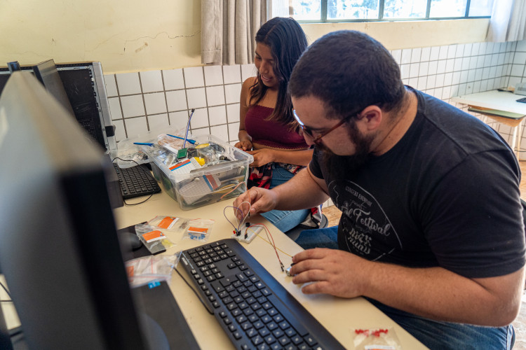 Luan Felipe de Lima ensina informática básica e robótica para os alunos Kaingang do Colégio Estadual Indígena Cacique Otávio dos Santos