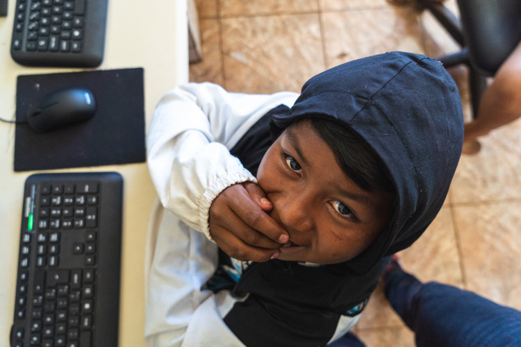 Alunos do Colégio Estadual Indígena Cacique Otávio dos Santos têm aula de informática e robótica