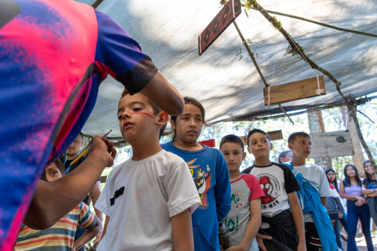 Com novas disciplinas do ensino médio, estudantes indígenas desenvolvem sua cultura em sala de aula.