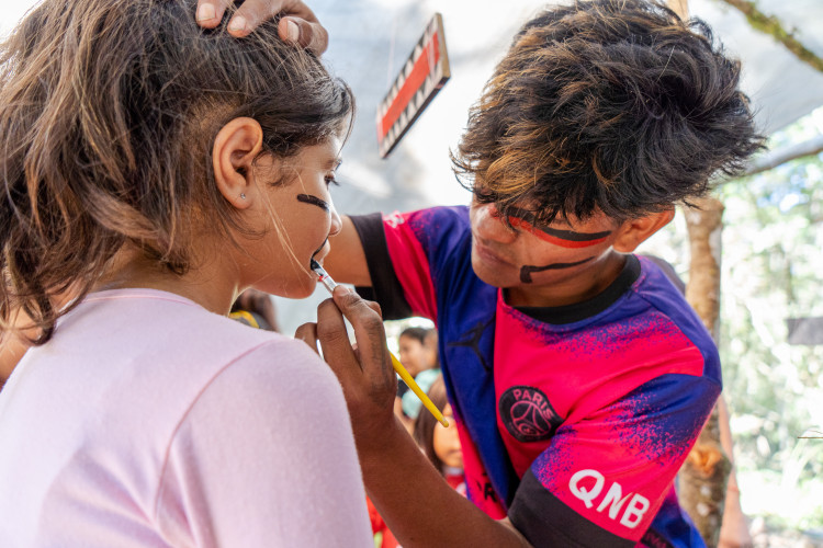 Com novas disciplinas do ensino médio, estudantes indígenas desenvolvem sua cultura em sala de aula.