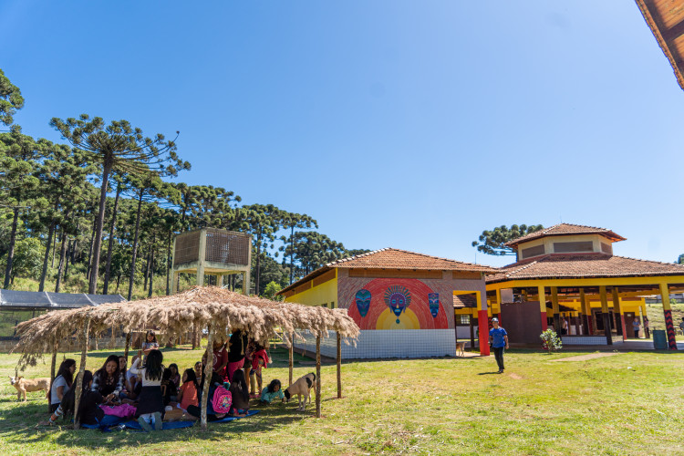 Com novas disciplinas do ensino médio, estudantes indígenas desenvolvem sua cultura em sala de aula.