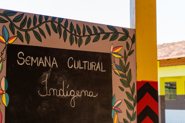 Com novas disciplinas do ensino médio, estudantes indígenas desenvolvem sua cultura em sala de aula.