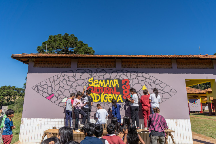 Com novas disciplinas do ensino médio, estudantes indígenas desenvolvem sua cultura em sala de aula.