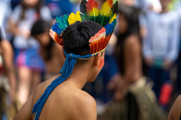 Com novas disciplinas do ensino médio, estudantes indígenas desenvolvem sua cultura em sala de aula.