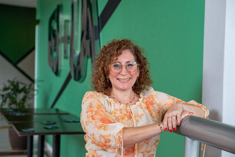 Diante da lousa de Maria Fernanda Calvento, o estudante Leandro Matheus Capote de Quadros, de 17 anos, viu nascer o sonho de empreender e começou a planejar a abertura de sua própria empresa.