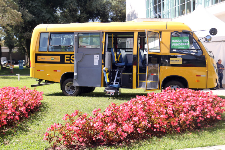 ônibus escolares