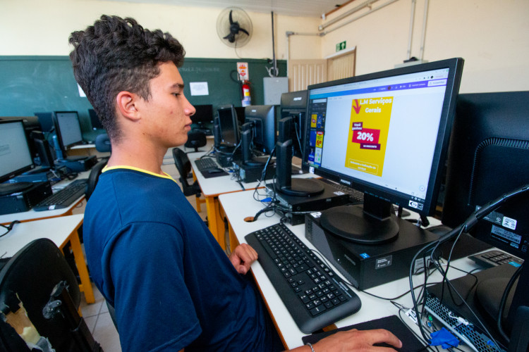 Diante da lousa de Maria Fernanda Calvento, o estudante Leandro Matheus Capote de Quadros, de 17 anos, viu nascer o sonho de empreender e começou a planejar a abertura de sua própria empresa.