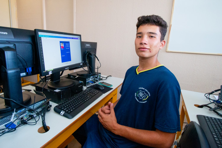 Diante da lousa de Maria Fernanda Calvento, o estudante Leandro Matheus Capote de Quadros, de 17 anos, viu nascer o sonho de empreender e começou a planejar a abertura de sua própria empresa.