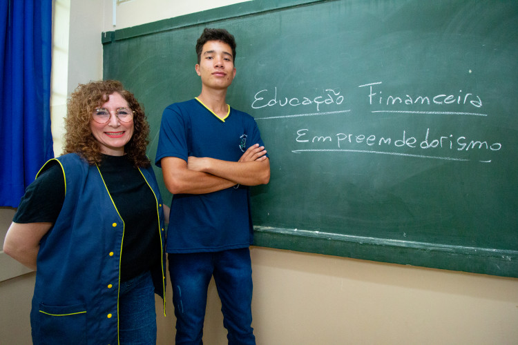 Diante da lousa de Maria Fernanda Calvento, o estudante Leandro Matheus Capote de Quadros, de 17 anos, viu nascer o sonho de empreender e começou a planejar a abertura de sua própria empresa.