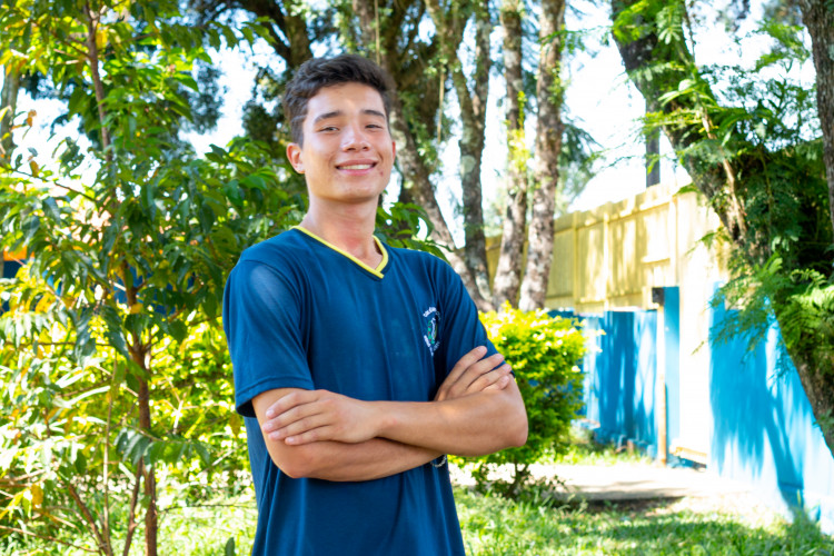 Diante da lousa de Maria Fernanda Calvento, o estudante Leandro Matheus Capote de Quadros, de 17 anos, viu nascer o sonho de empreender e começou a planejar a abertura de sua própria empresa.