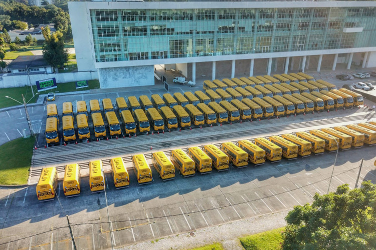 Governador entrega mais 173 ônibus escolares para a rede pública do Paraná