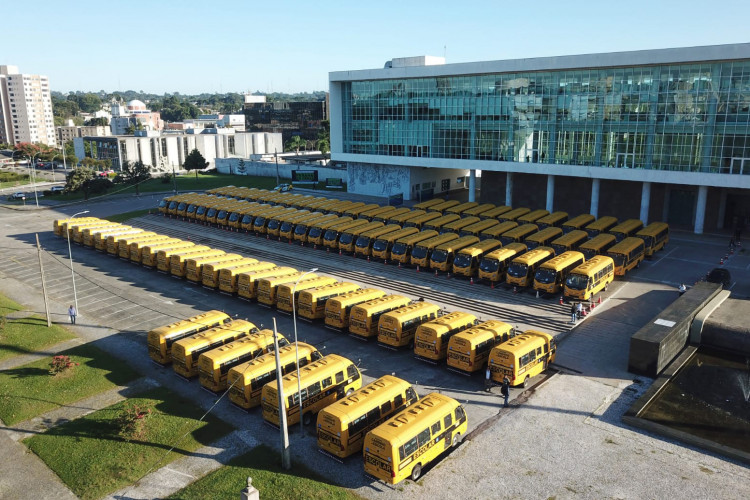 Governador entrega mais 173 ônibus escolares para a rede pública do Paraná