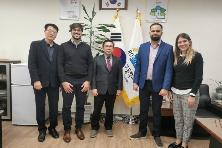 Na Coreia do Sul, secretário da Educação conhece tecnologias educacionais e soluções para o ensino profissionalizante